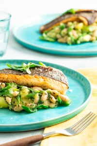 Gebakken schol met blote billetjes in het gras