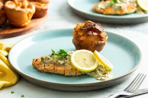 Kip met yorkshirepuddings en romige saus