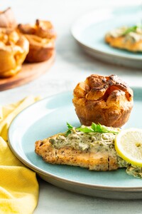 Kip met yorkshirepuddings en romige saus