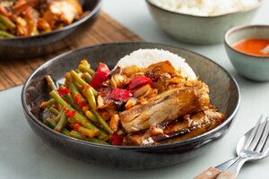 Gestoomde makreel in ketjapsaus met sperziebonen en rijst