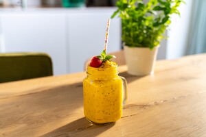 Zomerse smoothie met mango en banaan