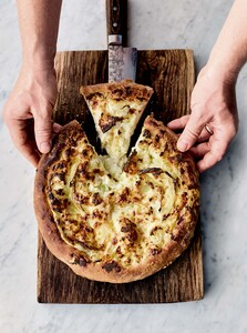 Pizza met bloemkool en kaas