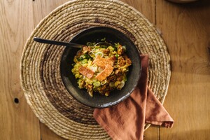 Gemarineerde tempeh met rijst, wortelen en cassavechips