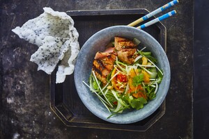 Papaja-mangosalade met geroosterde zalm & crispy rijstvellen