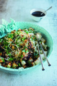 Salade van gebakken tahoe en taugé in lichtpittige ketjapsaus