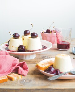 Panna cotta met kersensaus