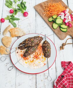 Turkse kebabspiesen met yoghurt en rauwkost