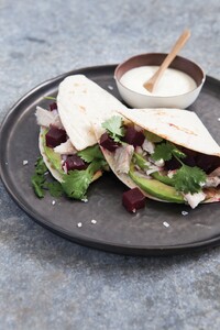 Wrap met makreel en bieten