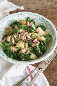 Warme salade met zalm, pesto en aardappeltjes