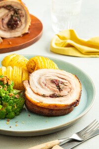 Porchetta met hasselback-aardappels en romanesco