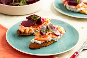Warmgerookte zalm met ingemaakte bieten