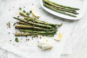 Asperges met halloumi en peterseliedressing