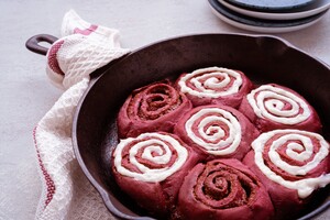 red velvet cinnamon rolls