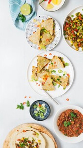 Goedgevulde quesadillas met groenten en picadillo