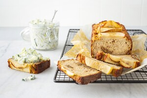 Glutenvrij appel-walnootbrood met komkommerspread