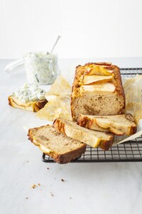Glutenvrij appel-walnootbrood met komkommerspread