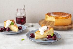 Warme cheesecake met room en gemarineerde kersen