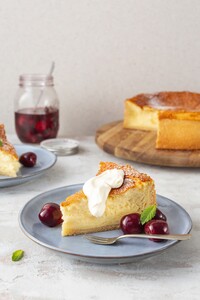 Warme cheesecake met room en gemarineerde kersen