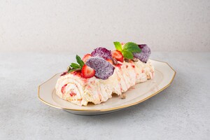 Pavlova-rol met aardbeien en rozenblaadjes