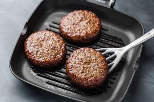 Hamburgers op het Met deze truc geef je het vlees meer smaak - 24Kitchen