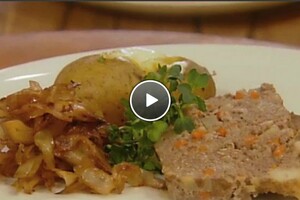 Gehaktbrood met gebakken witte kool en gepofte aardappels