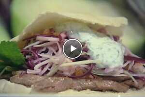 Gemarineerd lamsvlees met koolsalade en yoghurt-muntsaus