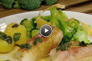 Kabeljauw met rauwe ham en saliejus en broccoli met oude kaas