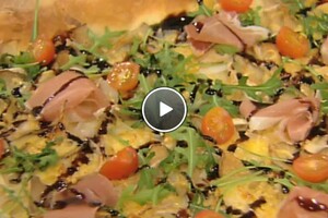Pizza met oesterzwammen, ham en rucola