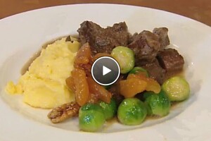 Stoofvlees met polenta en spruitjes