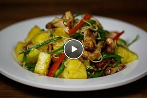Kip uit de wok met ananas en peultjes