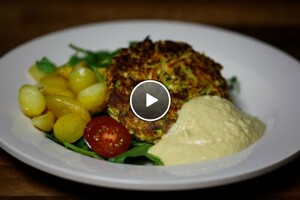 Zelfgemaakte groenteburger met krieltjes