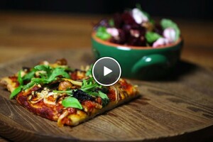 Paddenstoelenpizza met bietensalade