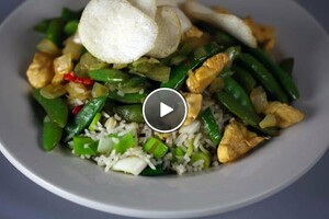 Gebakken rijst met sugar snaps en oosterse kip