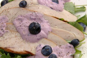 Gerookte kipfilet met blauwe bessen dipsaus