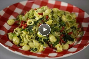 Pasta Pesto met gestoofde groene kool & geroosterde paprika