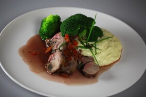 Lamsbout met paprikajus en knoflookpuree