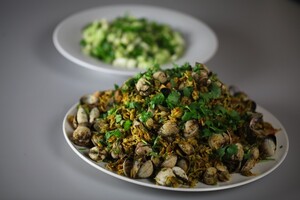 Roz Djerbi met schelpjes