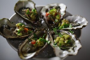 Thaise oesters met pikante komkommersalsa