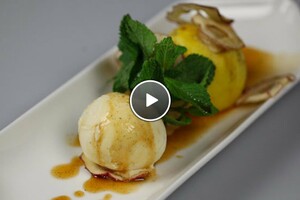 Gekaramelliseerde appel met amandelspijs en vanille-ijs