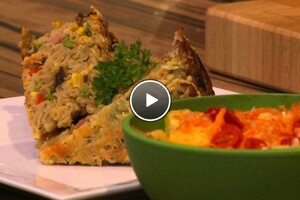 Macaronitaart met tonijn en wortelsalade