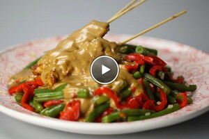 Kipsaté met pindasaus en sperziebonen