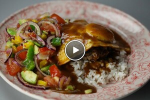Hamburger loco moco met regenboogsalade