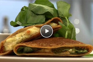 Pannenkoeken gevuld met waterkers en geitenkaas