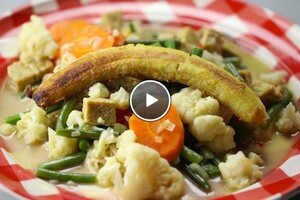 Groente in kokosmelk met gebakken banaan