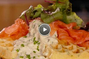 Dragonwafels met gerookte zalm en frisse kruidensaus