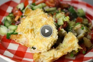 Pittige aardappelschotel en frisse tomaten relish