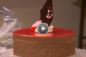 Pure chocoladetaart met zuurtjescrème