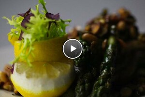 Doradefilet met gebakken groene asperges en notenolie
