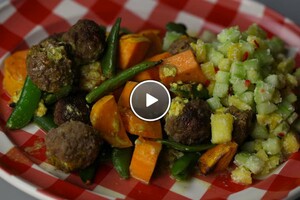Zoete aardappelschotel met pittige balletjes
