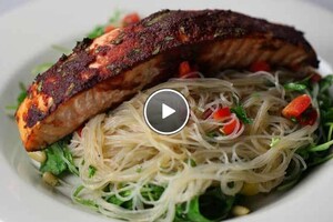 Gekruide zalm uit de oven met noedels